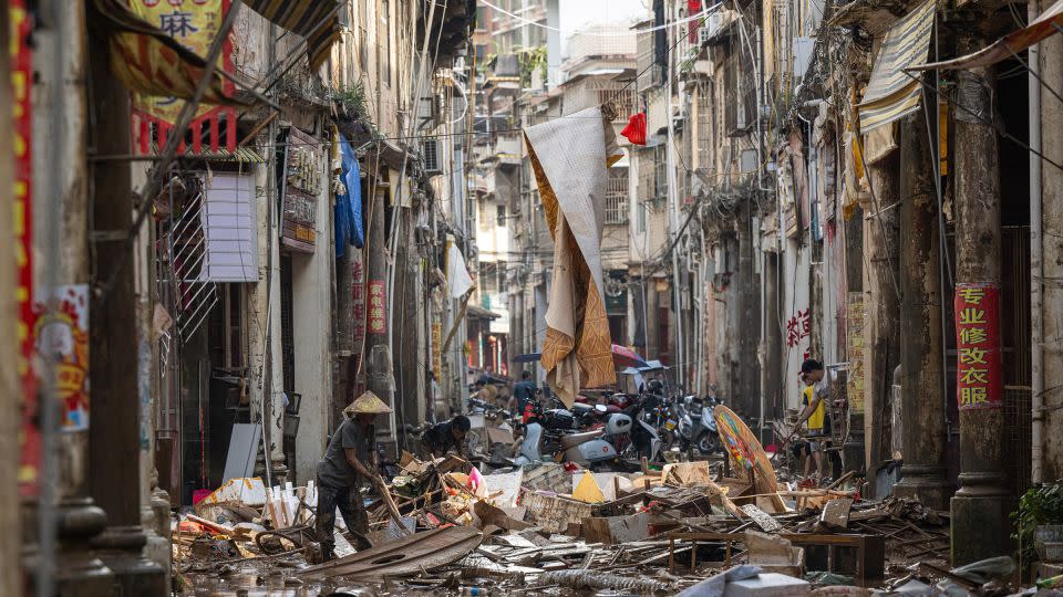 Los habitantes de la aldea limpian la basura después de que las lluvias torrenciales provocaran inundaciones en Meizhou, provincia de Guangdong, China, el 19 de junio. - John Ricky/Anadolu/Getty Images