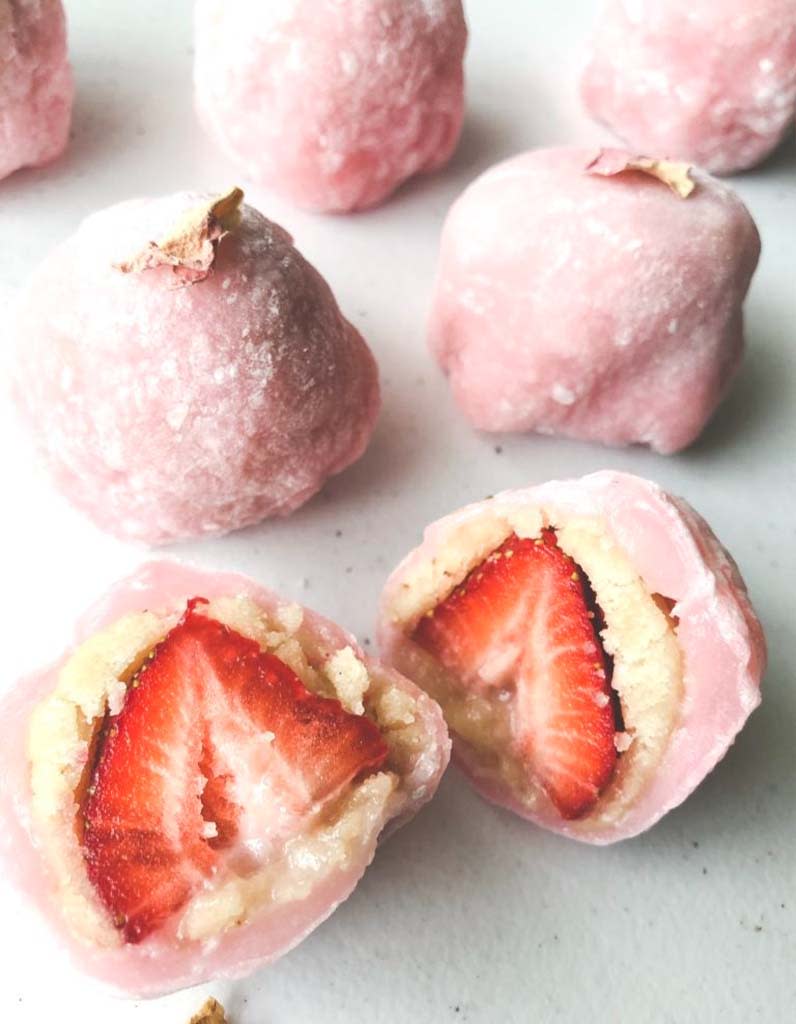 <p>On fond pour ces mochis à la rose et morceaux de fraises.</p><p>Découvrir la recette <a href="https://www.mochimommy.com/strawberry-rose-almond-daifuku/" rel="nofollow noopener" target="_blank" data-ylk="slk:ici;elm:context_link;itc:0;sec:content-canvas" class="link ">ici</a></p><br>