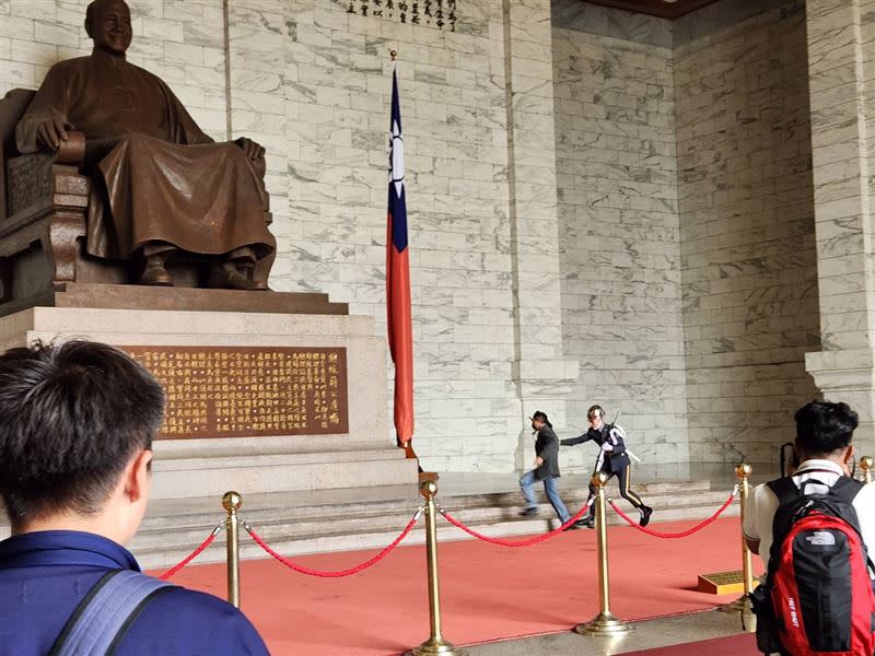 台灣國成員陳峻涵又大鬧中正紀念堂。（圖／台灣國提供）