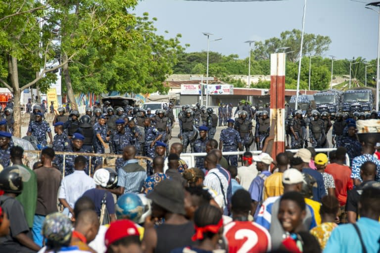 La police bloque des manifestants qui défilent contre le coût de la vie élevé à Cotonou, le 27 avril 2024 (Abadjaye Justin SODOGANDJI)