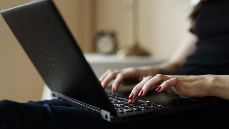 Eine Frau arbeitet zu Hause an ihrem Laptop.