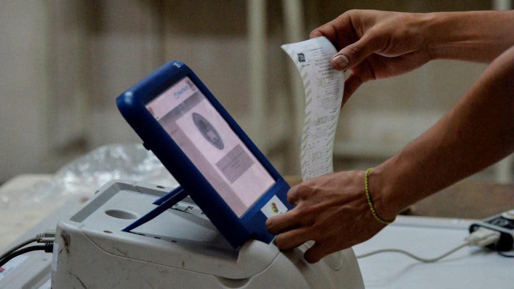 Máquina electoral en Venezuela imprimiendo un acta.