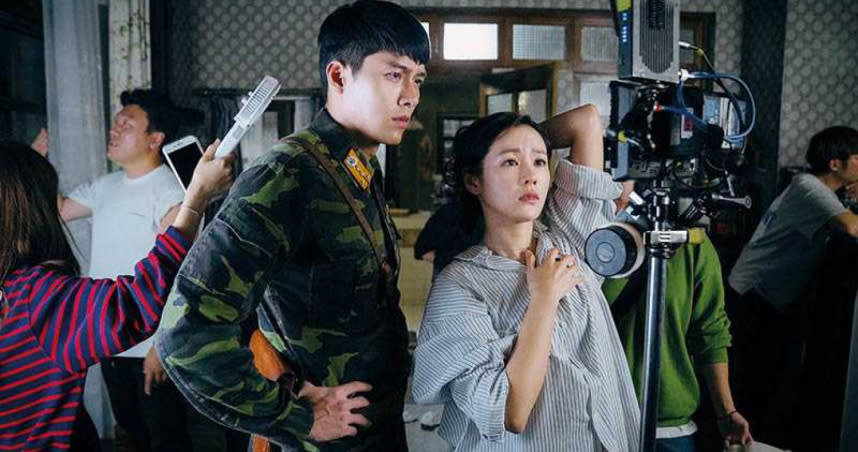 劇中出現的北韓場景與服裝都相當考究，連脫北者也稱讚。（圖／Netflix提供）