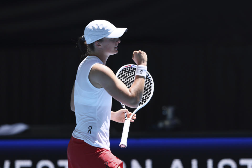 La tenista polaca Iga Swiatek celebra su victoria sobre la española Sara Sorribes Tormo en la United Cup, en Perth, Australia, el 1 de enero de 2024. (AP Foto/Trevor Collens)