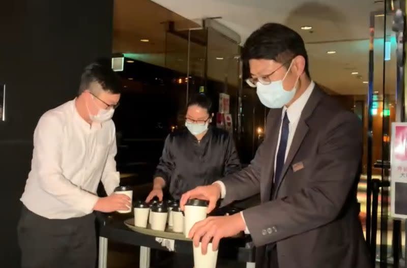 ▲S Hotel飯店人員現身門口低調表示，「不具名客人」體恤在場媒體在寒夜守候，特別準備熱飲表達感謝。（圖／讀者提供）