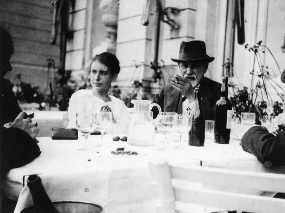 Sigmund Freud y su hija Anna Freud en el Sexto Congreso Internacional Psicoanalítico celebrado del 8 al 11 de septiembre de 1920 en La Haya. [Foto: Wikipedia]