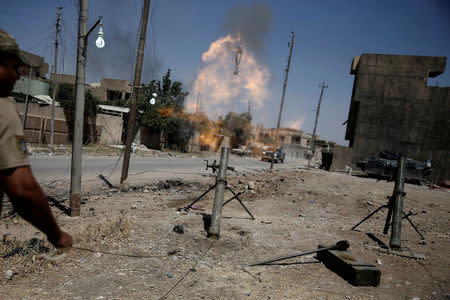A member of the Iraqi rapid response forces fires a mortar shell against Islamic State militants positions in western Mosul, Iraq May 31, 2017. REUTERS/Alkis Konstantinidis