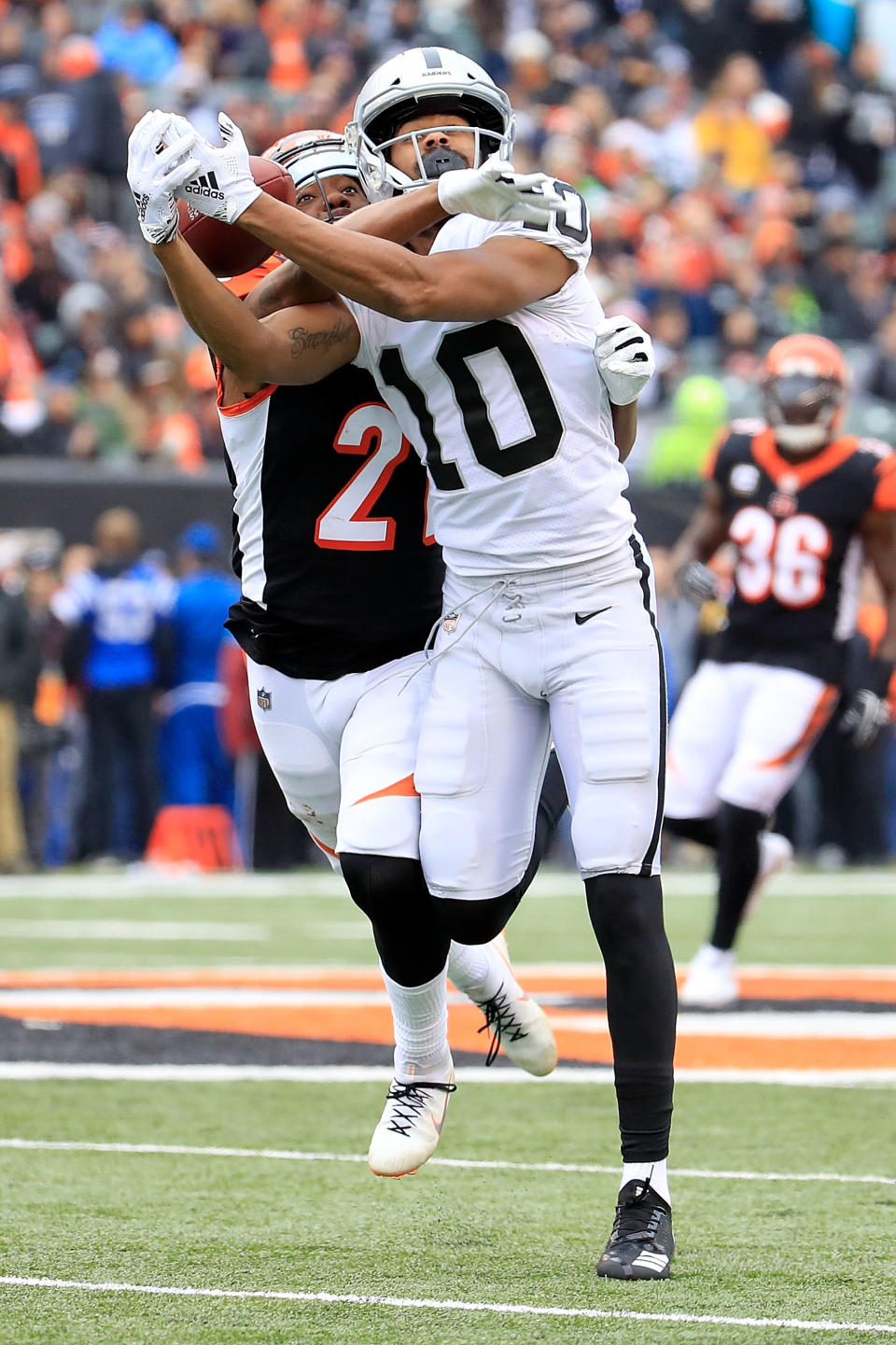 <p>Darqueze Dennard #21 of the Cincinnati Bengals breaks up a pass intended for Seth Roberts #10 of the Oakland Raiders during the second quarter at Paul Brown Stadium on December 16, 2018 in Cincinnati, Ohio. (Photo by Andy Lyons/Getty Images) </p>