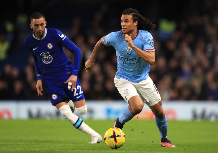 Nathan Aké conduce la pelota ante la marca de Hakim Ziyech en el último partido entre ambos