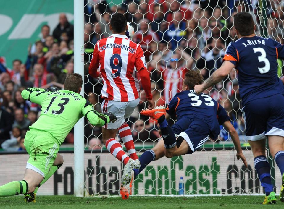 Stoke's Peter Odemwingie, centre, scores against Fulham during the English Premier League soccer match between Stoke City and Fulham at the Britannia Stadium in Stoke On Trent, England, Saturday, May 3, 2014. (AP Photo/Rui Vieira)