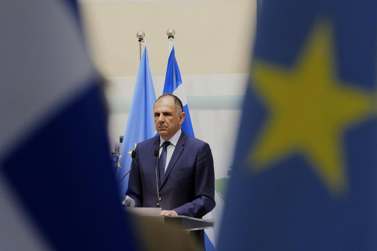 Yunanistan dışişleri bakanı, Atina’nın deniz sınırı anlaşmazlığını çözmek için Türkiye ile görüşmeye hazır olduğunu söyledi.