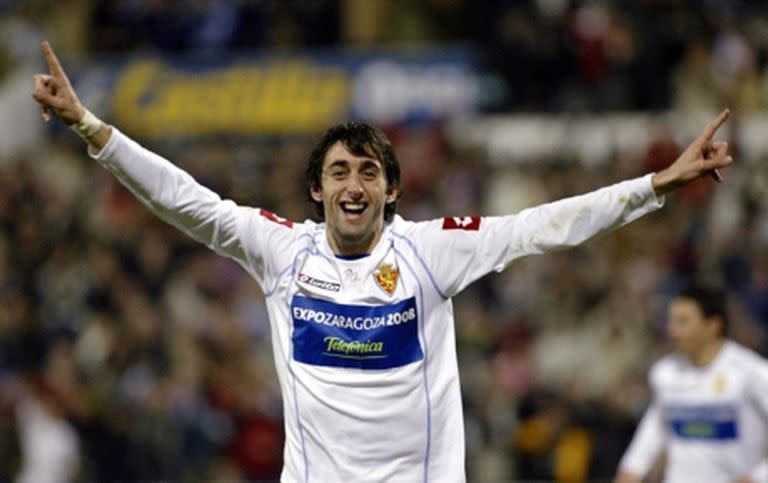 Real Zaragoza´s Diego Milito of Argentina celebrates a goal against Real Madrid during their Spanish King Cup semi-final soccer match in Zaragoza, Spain February 8, 2006. Real Zaragoza won 6-1. REUTER