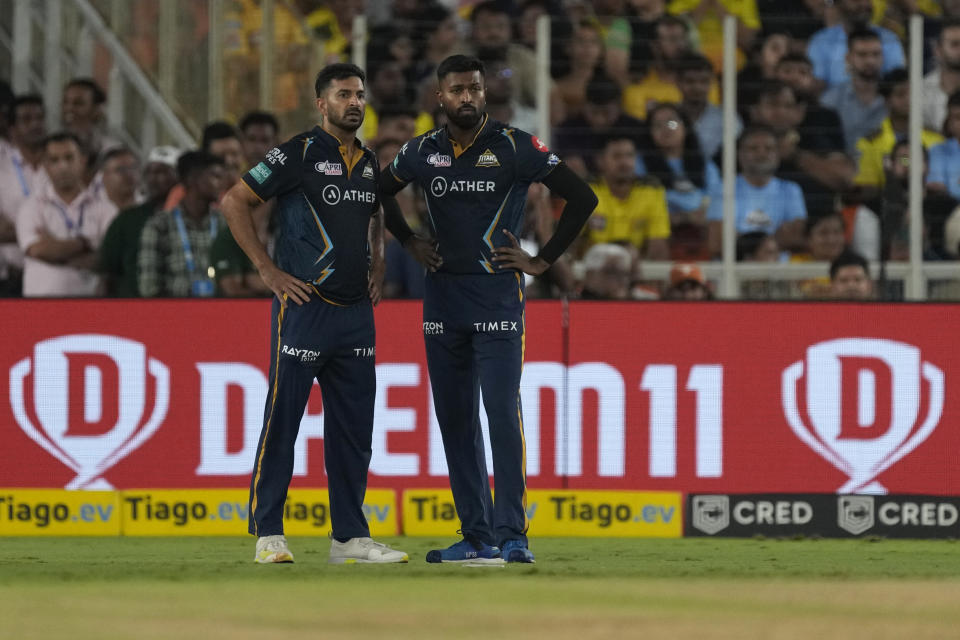 Gujarat Titans' Mohit Sharma, left, listens to captain Hardik Pandya before bowling his next delivery during the Indian Premier League final cricket match between Chennai Super Kings and Gujarat Titans in Ahmedabad, India, Monday, May 29, 2023. (AP Photo/Ajit Solanki)