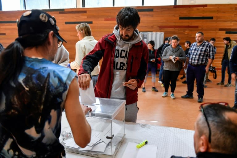 Un électeur vote lors des élections régionales au Pays basque, le 21 avril 2024 à Otxandio, en Espagne (ANDER GILLENEA)