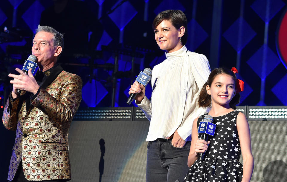 Katie Holmes und Suri Cruise mit Moderator Elvis Duran im Madison Square Garden. (Bild: Getty Images)