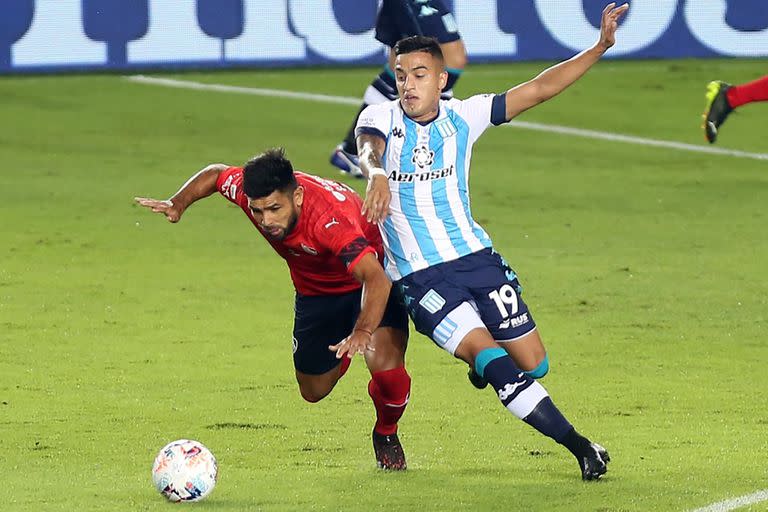 Leonel Miranda, un ex Independiente, con la camiseta de Racing y en el último clásico disputado en el Cilindro de Avellaneda