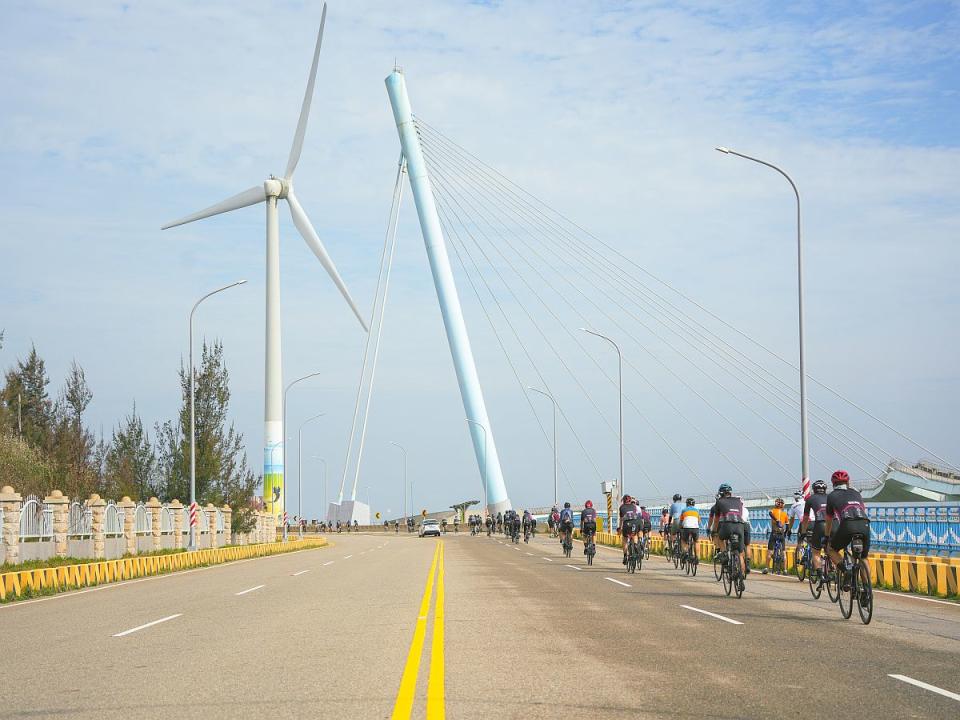 高美濕地壯闊的風車大道，無敵的海景風光是車友最愛的視覺美景。（圖：主辦單位提供）