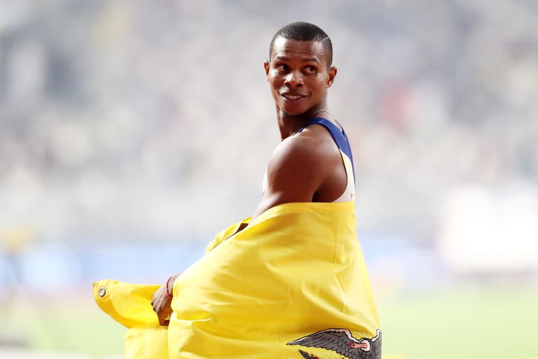 Alex Quiñónez of Ecuador celebra la medalla de bronce en los 200 metros de un Mundial de Atletismo; la tragedia ensombrece al atletismo