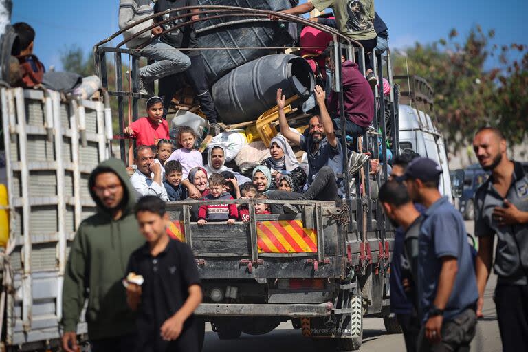 Los palestinos desplazados huyen de Rafah con sus pertenencias a zonas más seguras en el sur de la Franja de Gaza el 7 de mayo de 2024 tras una orden de evacuación del ejército israelí el día anterior, en medio del conflicto en curso entre Israel y el movimiento palestino Hamas.