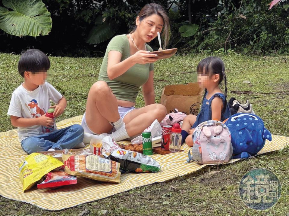 白家綺餵食小孩時不小心披頭散髮，流露出嬸樣。