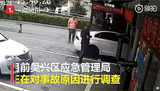 車輛發生意外。（圖／翻攝自秒拍）