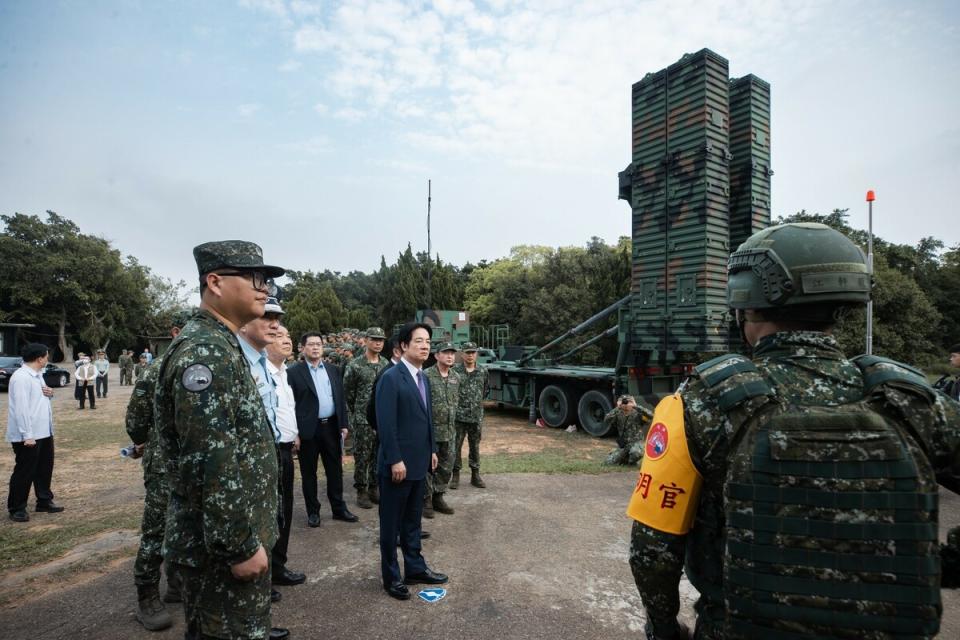  賴清德訪視空軍防空暨飛彈指揮部所屬部隊及空軍第三戰術戰鬥機聯隊。 圖：總統府提供 