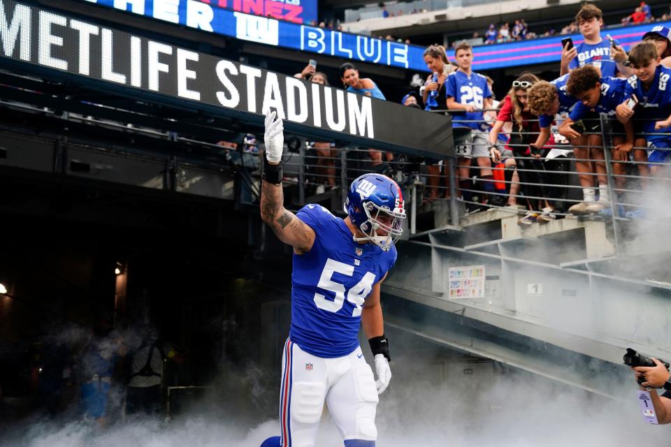 New York Giants linebacker Blake Martinez (54) runs onto the field for a preseason game at MetLife Stadium on August 21, 2022, in East Rutherford.