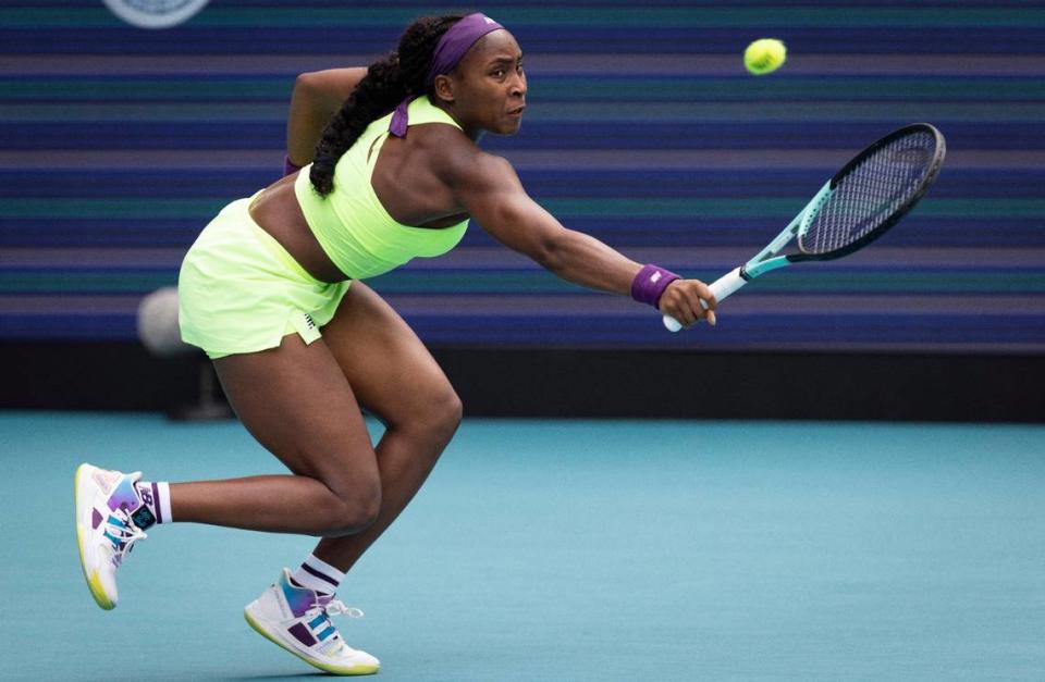 La estadounidense Coco Gauff devuelve una pelota en el partido ante la francesa Caroline García, celebrado el lunes en Miami.