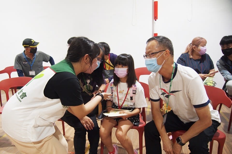 受到疫情影響停辦2年，臺東家扶認養人與認養童相見歡。