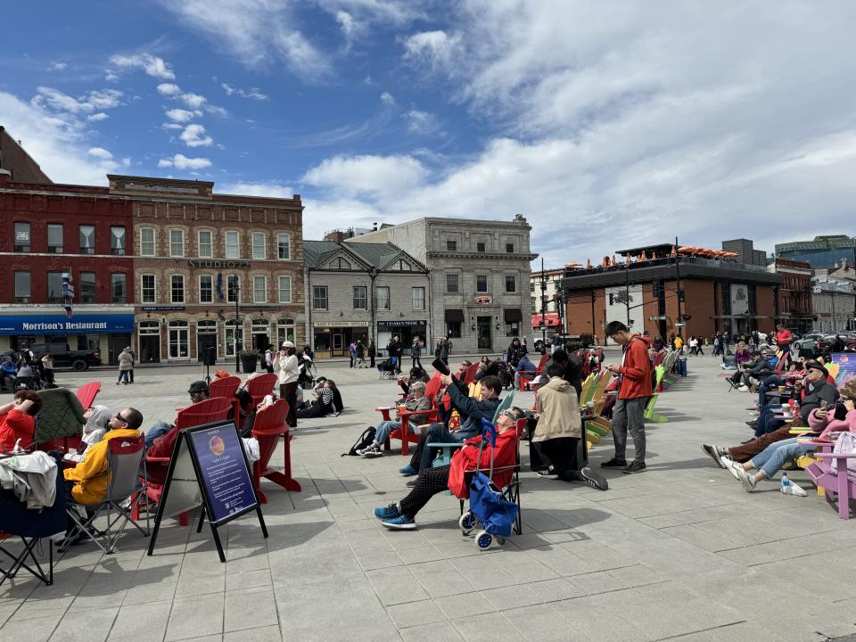 Eclipse watchers seated in Market Square in downtown Kingston on April 8. (Credit: Corné van Hoepen/YahooCanada)