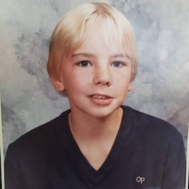 <p>Don’t you love when your significant other tries to turn your cheeks red? Well, imagine it on a much larger scale. Kristen Bell shared this shot of her hubby, Dax, who grew up in Michigan, with her 3.8 million Instgram followers, but she had the best of intentions. “#tbt to the cutest kid in class. @daxshepard,” she wrote. And cute he was. (Photo: <a rel="nofollow noopener" href="https://www.instagram.com/p/BYwGXOhB3Sn/?taken-by=kristenanniebell" target="_blank" data-ylk="slk:Kristen Bell via Instagram;elm:context_link;itc:0;sec:content-canvas" class="link ">Kristen Bell via Instagram</a>) </p>