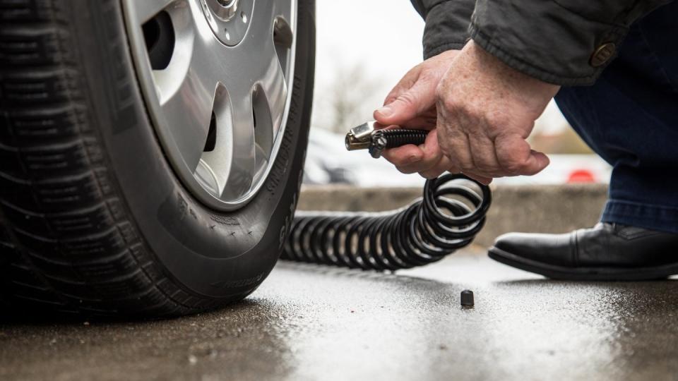 Den Luftdruck kontrollieren Autofahrer besser an möglichst kalten Reifen.