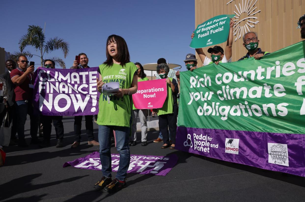 Los países en desarrollo piden más financiación y cambios en el Banco Mundial. <a href="https://www.gettyimages.com/detail/news-photo/activists-demanding-climate-finance-and-debt-relief-for-news-photo/1440171310" rel="nofollow noopener" target="_blank" data-ylk="slk:Sean Gallup / Getty Images;elm:context_link;itc:0;sec:content-canvas" class="link ">Sean Gallup / Getty Images</a>