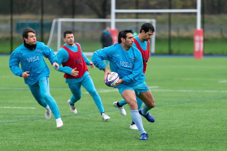 Matías Orlando, a punto de pasar la pelota en uno de los entrenamientos de los Pumas para el test match contra Escocia.