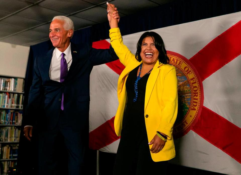 Charlie Crist, candidato del Partido Demócrata a gobernador de la Florida, y su recién anunciada compañera de fórmula, Karla Hernández-Mats, reaccionan durante un mitin político en la Escuela Intermedia Comunitaria Hialeah, el sábado 27 de agosto de 2022, en Hialeah, Florida. Crist realizó el mitin para anunciar que seleccionó a Hernández-Mats, presidenta de United Teachers of Dade y vicepresidenta de la Politics and Policy in the Sunshine State, como su compañera de fórmula.