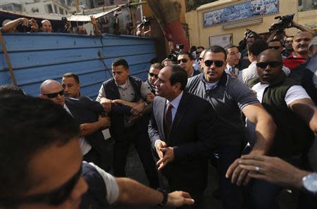 Presidential candidate and former army chief Abdel Fattah al-Sisi (C) arrives with his bodyguards at a polling station to cast his vote during the presidential election in Cairo May 26, 2014. REUTERS/Amr Abdallah Dalsh