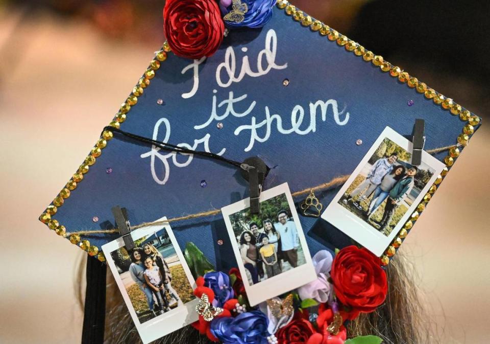 Jenny González usó un birrete de graduación decorado con fotos de su familia y las palabras ‘Lo hice por ellos’