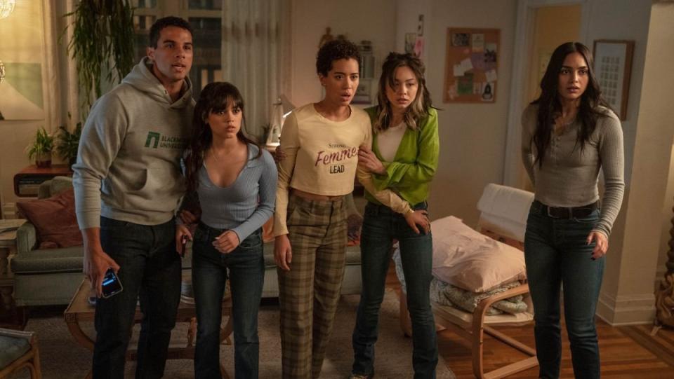 chad, tara, aneka, mindy, and sam stand in apartement in scream vi