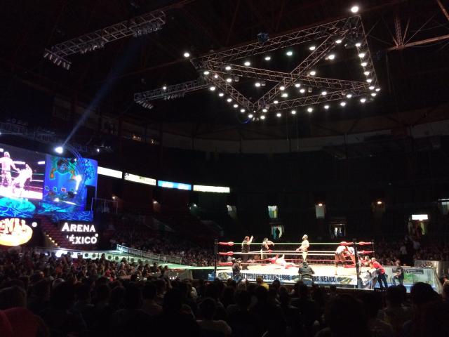 View of a dark stadium with a ring with lucha libre fighters in CDMX