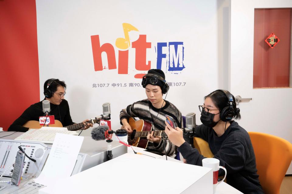 ▲荳荳 (右) 獻唱媽媽陶晶瑩的〈愛呦〉，李晉瑋、李李仁替她伴奏。