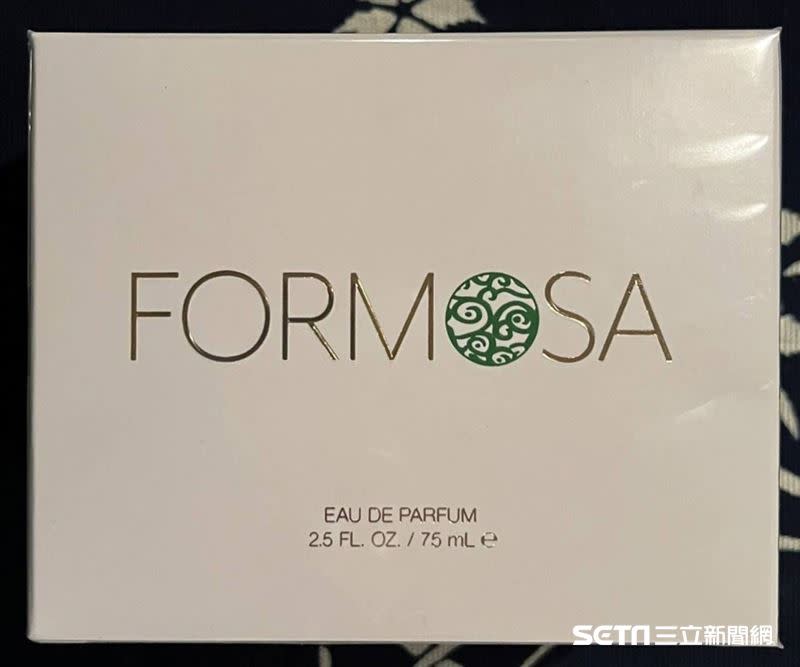 台灣香水「Formosa」的香味相當溫和，瓶蓋設計以雕花玉蓋呈現，象徵我國玉石出口的地位和傳統文化，而半圓形的瓶身設計，象徵我國晶片、科技等發展的傑出成就。（圖／TAAC，Taiwanese American Arts Council授權提供）