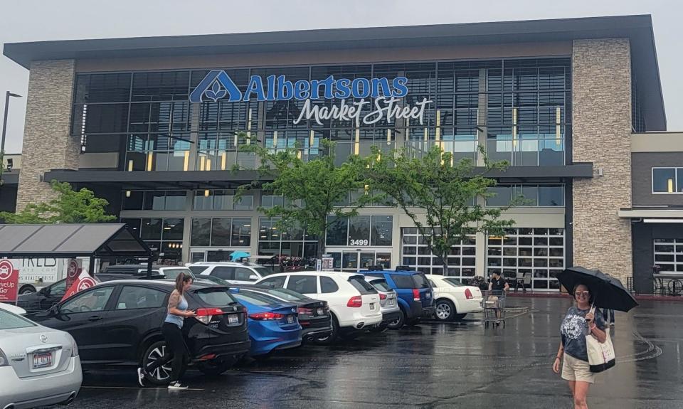 Laureen in front of the world's largest Albertsons