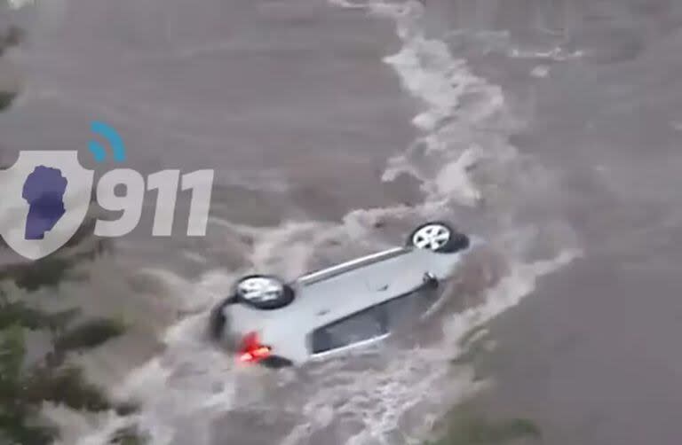 Un temporal arrastró un auto en Córdoba.