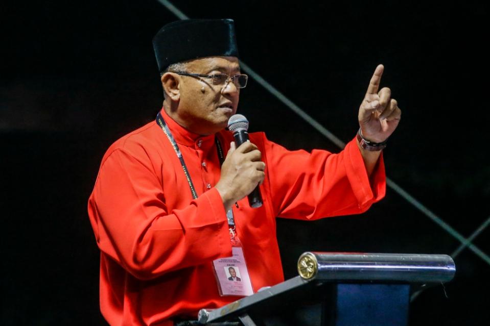 Perikatan Nasional candidate for the Kuala Kubu Baru by-election Khairul Azhari Saut speaks at the Ceramah Umum Perikatan Nasional in Kuala Kubu Baru April 30, 2024. — Picture by Hari Anggara.