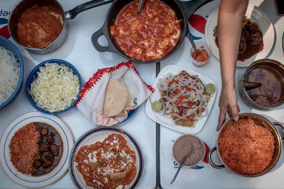 Mesa con guisados preparados por madres buscadoras para el Recetario para la Memoria Guanajuato.