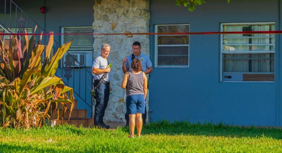 Bomberos de Miami-Dade hablan con un residente del complejo de apartamentos Hemingway Villa, ubicado en 9375 SW 40th Terrace, luego de que se produjo una fuga de gas que provocó que algunas personas fueran trasladadas a hospitales, el martes 04 de junio de 2024. Pedro Portal/pportal@miamiherald.com