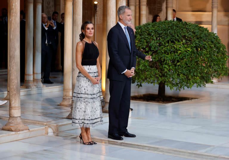 El rey Felipe VI y la reina Letizia, en la Alhambra, durante una cumbre de líderes europeos en Granada. (Ludovic MARIN / AFP)