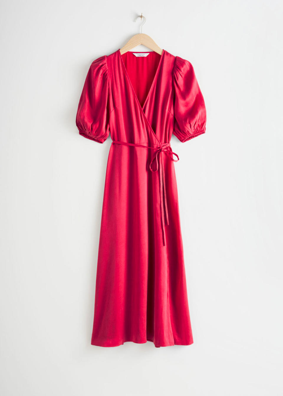 <p>Prix : 99 euros</p><br><a href="https://www.stories.com/en_eur/clothing/dresses/maxi-dresses/product.puff-sleeve-maxi-wrap-dress-red.0803852002.html" rel="nofollow noopener" target="_blank" data-ylk="slk:Acheter;elm:context_link;itc:0;sec:content-canvas" class="link ">Acheter</a>