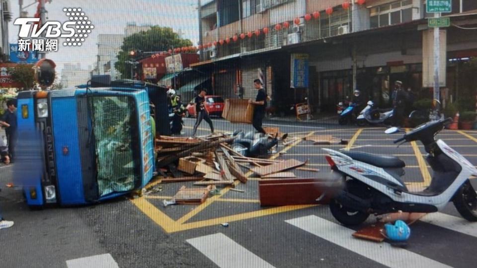 小貨車整台傾倒。（圖／TVBS）