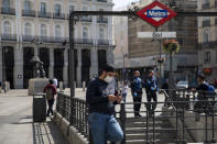 Muchas otras democracias están estudiando la posibilidad de utilizar el rastreo para luchar contra la pandemia. Es el caso de Reino Unido, que ya negocia con los principales proveedores del país, o Estados Unidos, donde hay un proyecto de ley para que se lance un nuevo sistema de vigilancia para frenar al coronavirus. En España, el Gobierno se está coordinando con las comunidades autónomas y las empresas de telecomunicaciones para recabar datos anónimos de los teléfonos móviles de la población y estudiar sus movimientos. Ya se están realizando pruebas en la Comunidad Valenciana. (Foto: Pablo Blazquez Dominguez / Getty Images).